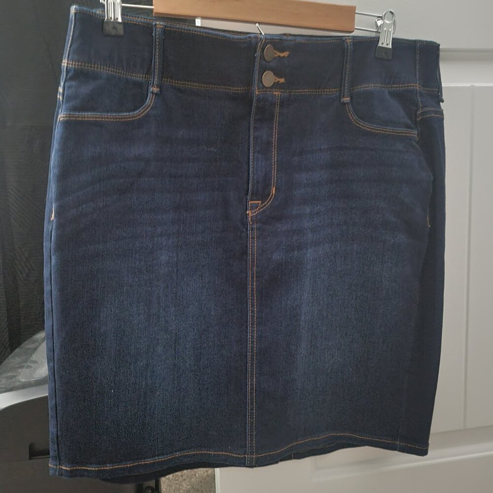 NWOT WOMENS DENIM JEAN SKIRT SIZE 14